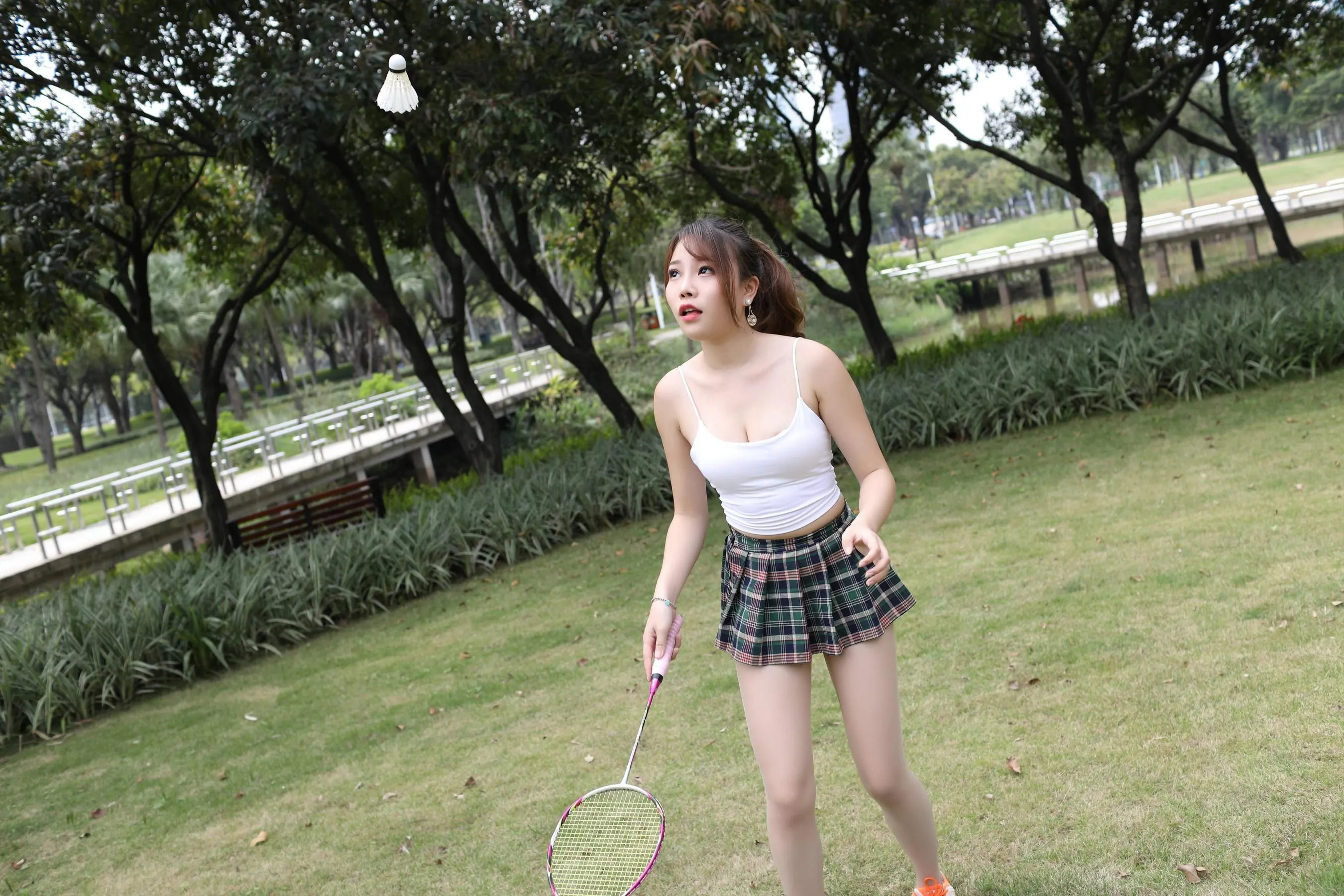 [魔镜街拍] NO.087 户外肉丝美腿打羽毛球 [153P]插图3